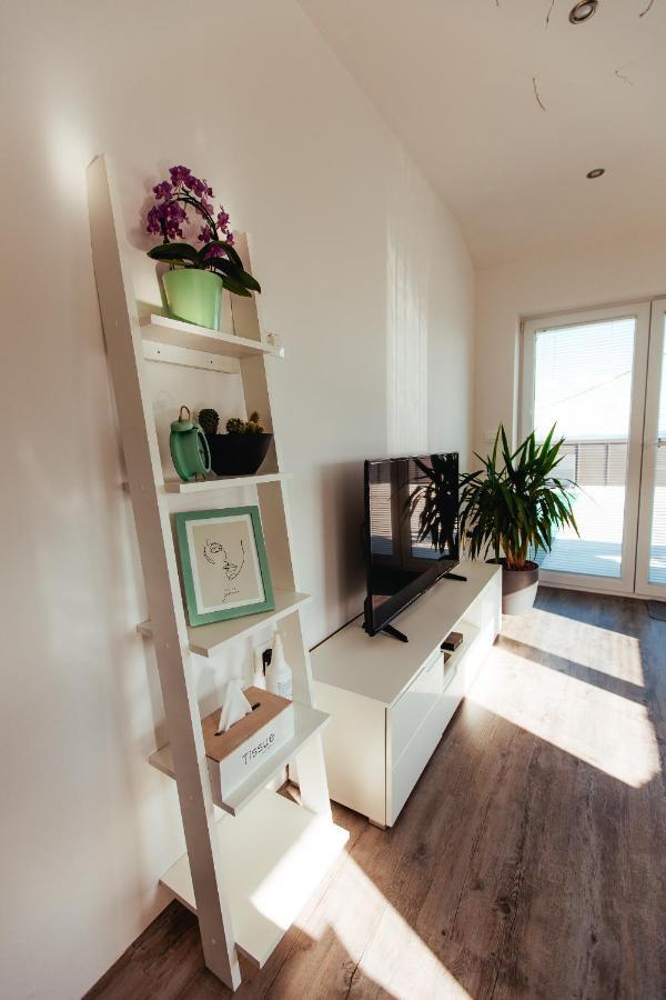 Sunny Oak Estate Apartment Menges Ngoại thất bức ảnh