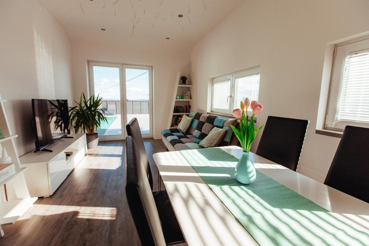 Sunny Oak Estate Apartment Menges Ngoại thất bức ảnh