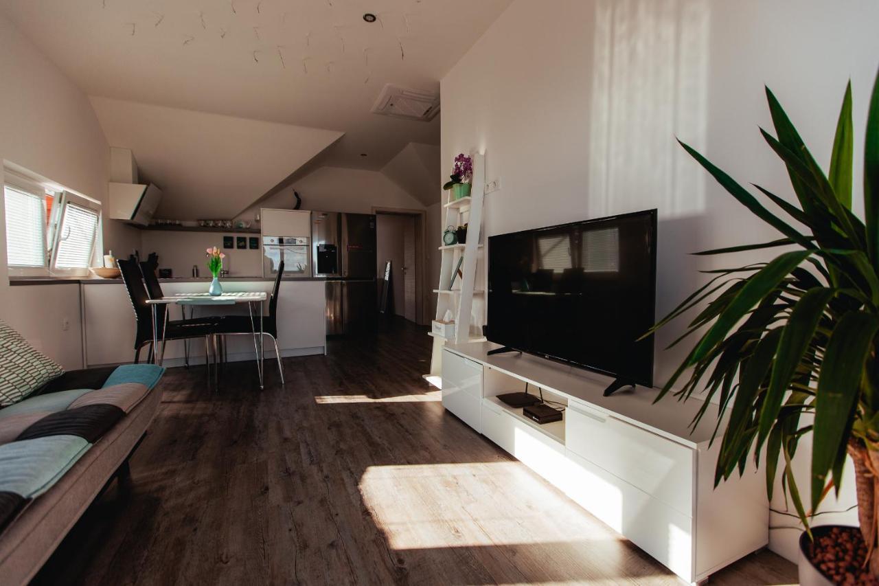 Sunny Oak Estate Apartment Menges Ngoại thất bức ảnh