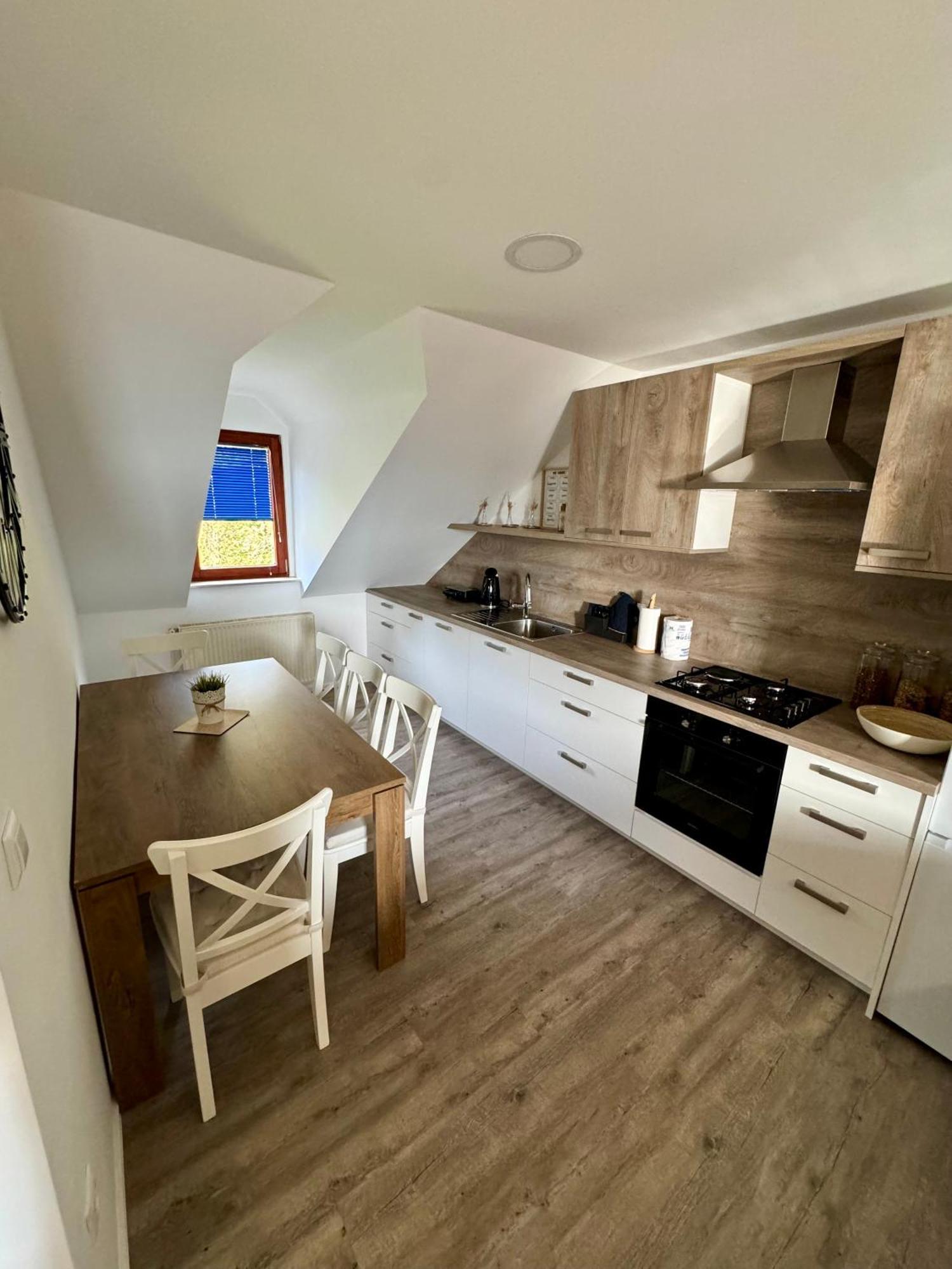 Sunny Oak Estate Apartment Menges Ngoại thất bức ảnh